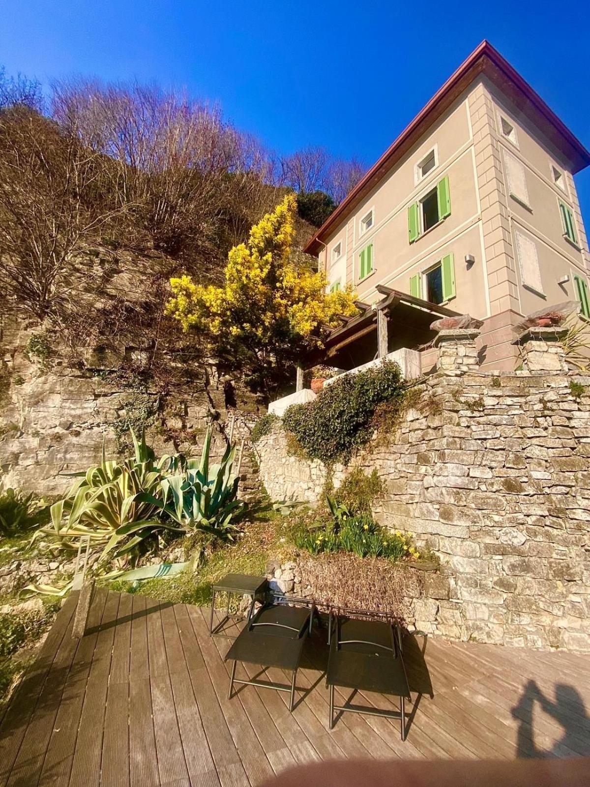 La Casa Sulla Collina Del Castello Villa Breno Exterior photo
